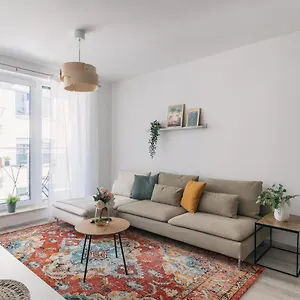 Corvin With Balcony And Ac Apartamento